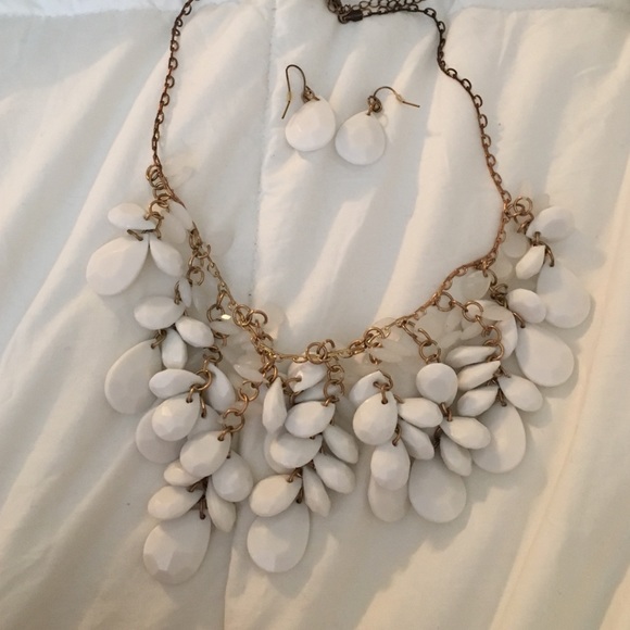 Gorgeous statement necklace. - Picture 3 of 3