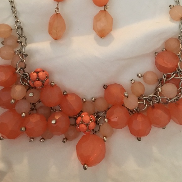 STATEMENT NECKLACE. - Picture 2 of 2