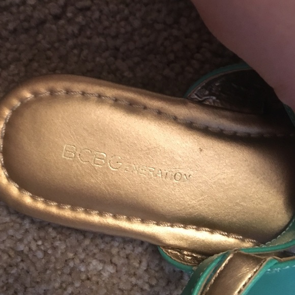 BCBG SANDALS. - Picture 2 of 4