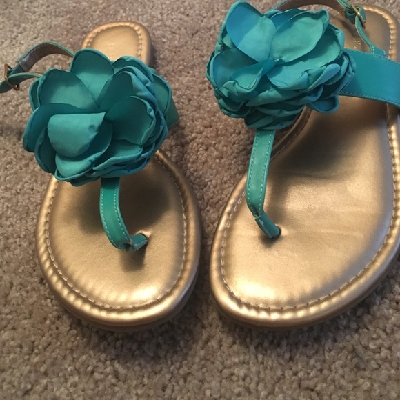 BCBG SANDALS. - Picture 3 of 4