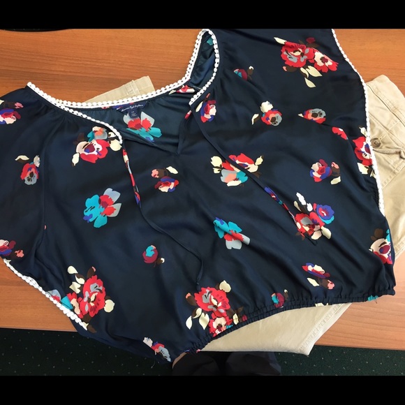 Flowy peasant style American Eagle floral top