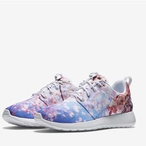 NIKE ROSHE RUN CHERRY BLOSSOM SIZE 9✨💕 brand new!