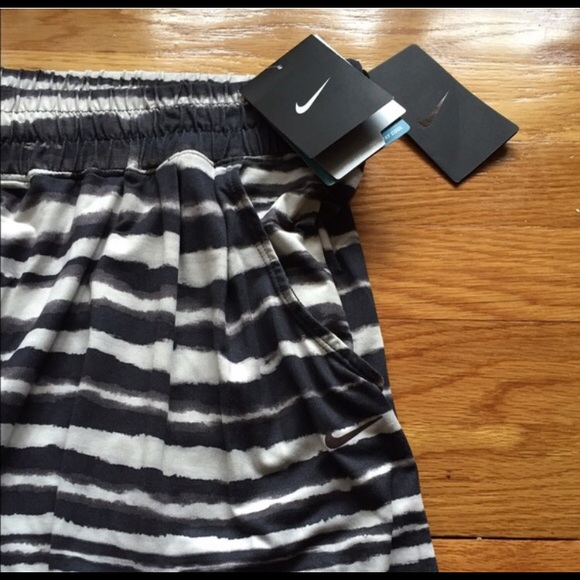 💕 Nike Training Capri 💕 - Picture 2 of 3