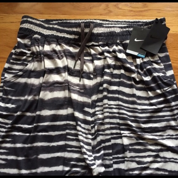 💕 Nike Training Capri 💕 - Picture 3 of 3