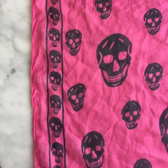 Alexander McQueen skull scarf -- silk chiffon - Picture 4 of 4