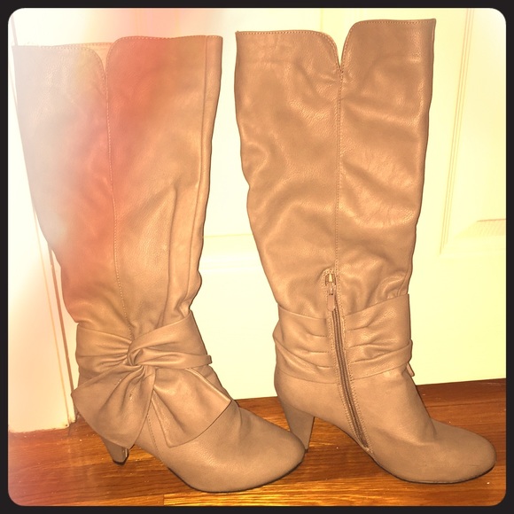 Tan/Grey Leather heel boot with bow