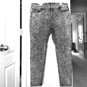 Black stonewashed skinny jeans