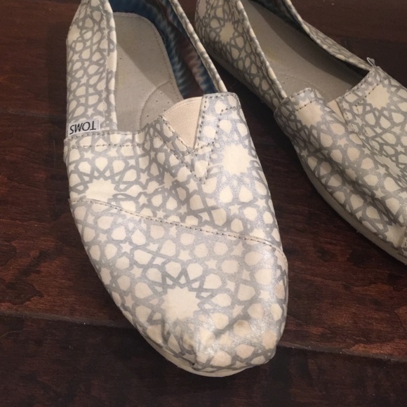 Toms - Picture 2 of 3