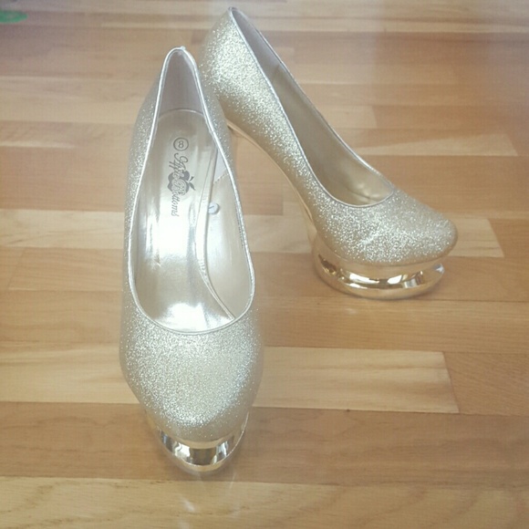 *Brand New*  Gold platform pumps