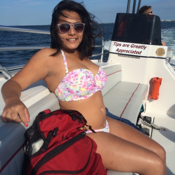 Meet your posher 👸🏽💝❣🏊🏾💃🏽✈️🚂 - Picture 2 of 4