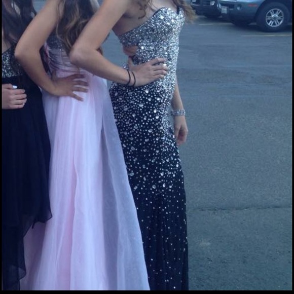 I'm selling my Black sequined prom dress - Picture 3 of 4