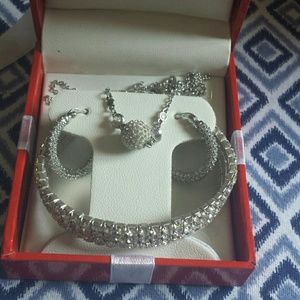 Necklace bracelet and earing