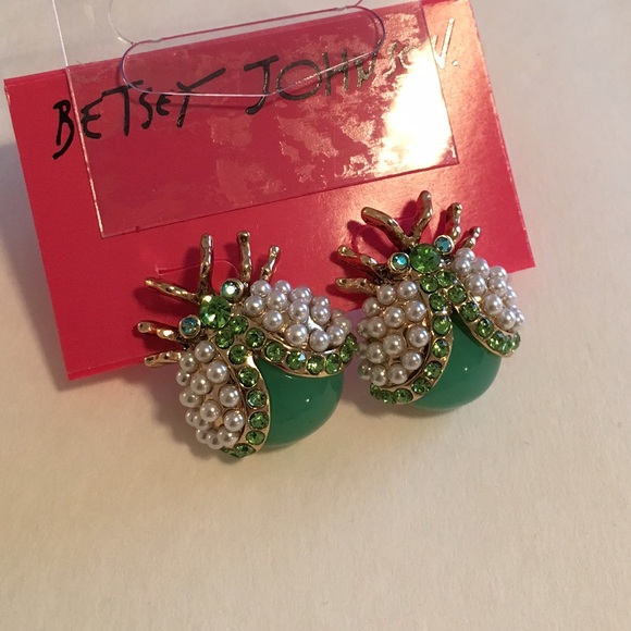 ❌SOLD IN BUNDLE❌Pearl & Green Crystal Bug Earrings - Picture 2 of 4