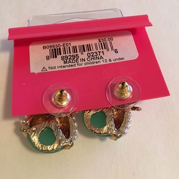 ❌SOLD IN BUNDLE❌Pearl & Green Crystal Bug Earrings - Picture 3 of 4