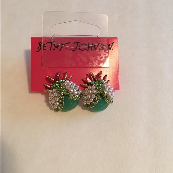 ❌SOLD IN BUNDLE❌Pearl & Green Crystal Bug Earrings - Picture 4 of 4