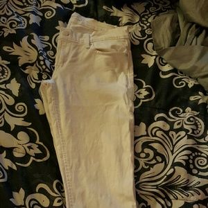 White Levi's capri