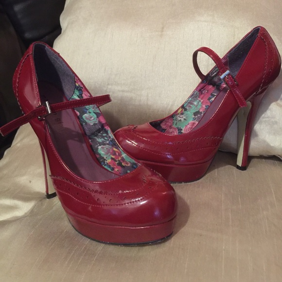 Madden Girl platform spectator pumps