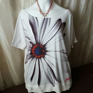 Scoop neck flower tee!