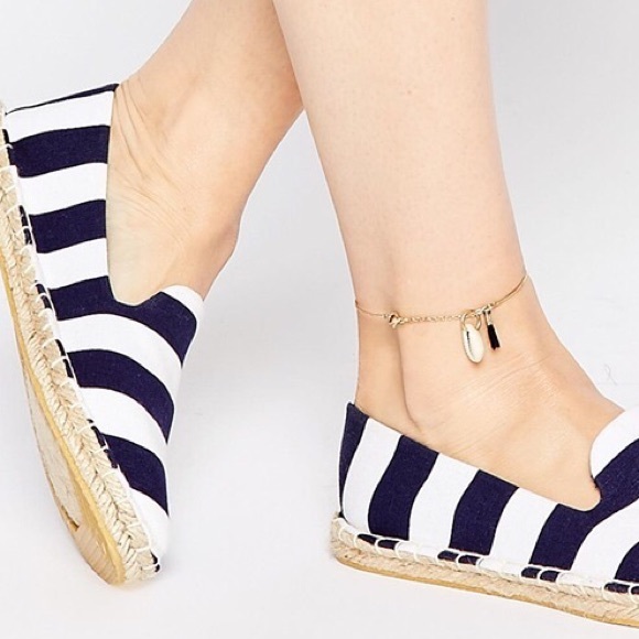 WHITE AND BLUE STRIPE ESPADRILLES ✨