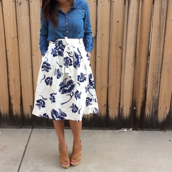 Zara Dresses & Skirts - Floral midi skirt