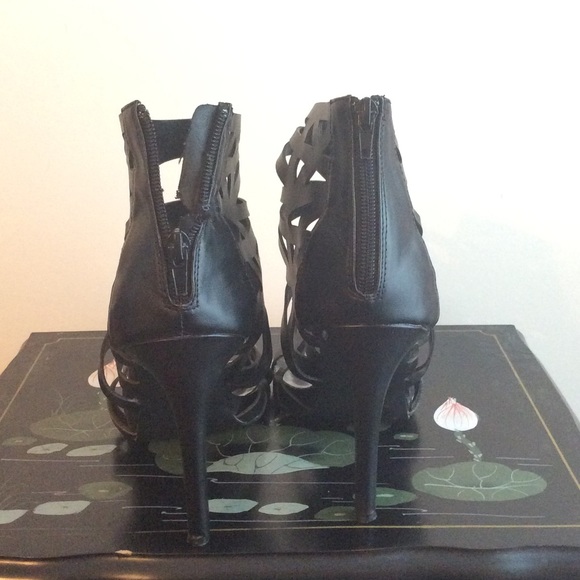 Black Ashley Stewart heels. Size 11 - Picture 2 of 2