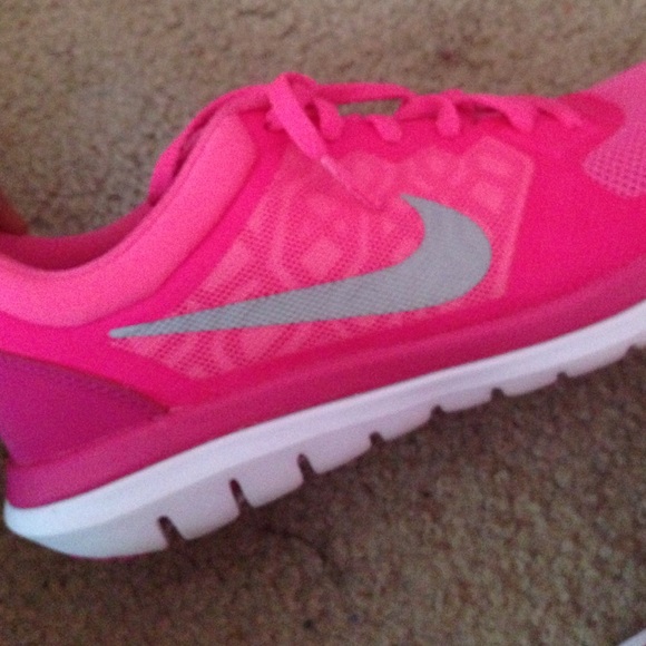 NIKE RUNNING SHOES - Picture 3 of 4