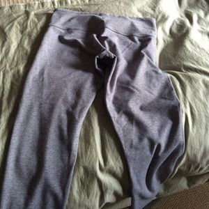 Light grey Lululemon Wunder Under crop leggings