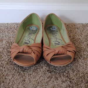 Blowfish knot peep toe flats