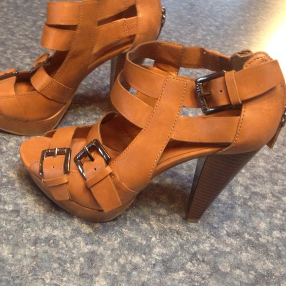 Guess Heels - Picture 2 of 4