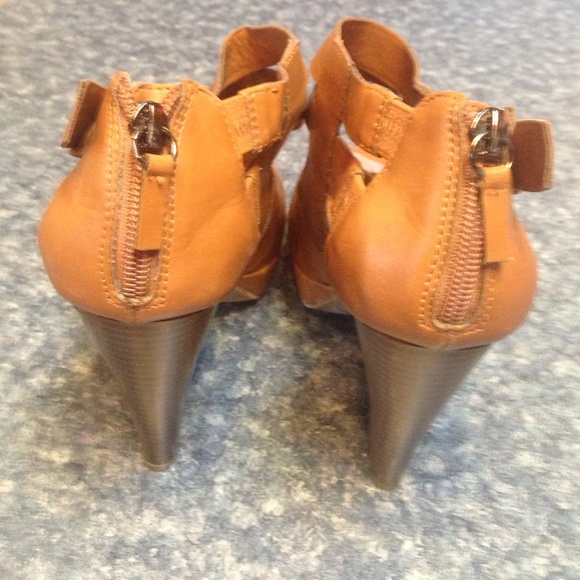 Guess Heels - Picture 3 of 4