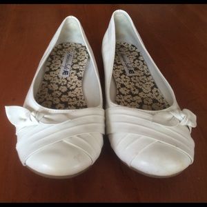 American Eagle White Dress Shoes with Bow