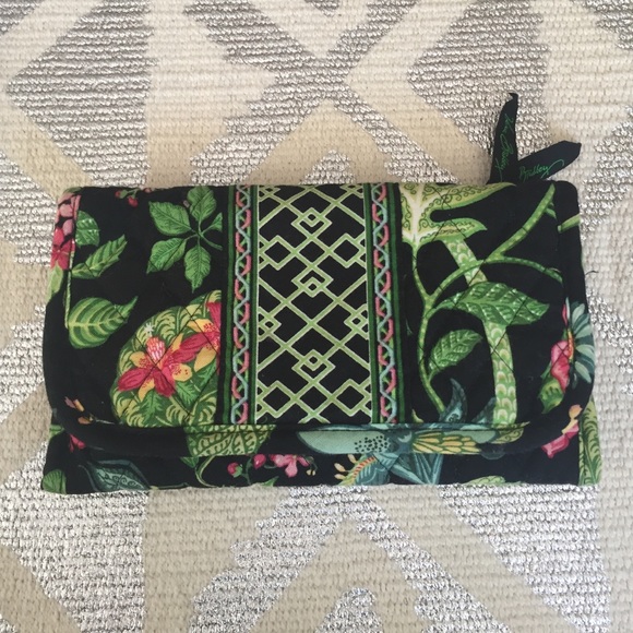 Vera Bradley Handbags - HP 4/6💜Vera Bradley wallet