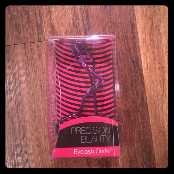 Purple eyelash curler- brand new!