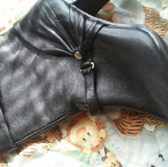 Black leather Ankle boots.