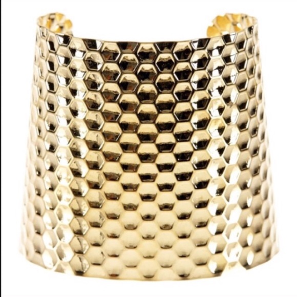 🔵 BOGO 1/2 OFF 18kt Gold Plated Cuff / Bracelet - Picture 2 of 4