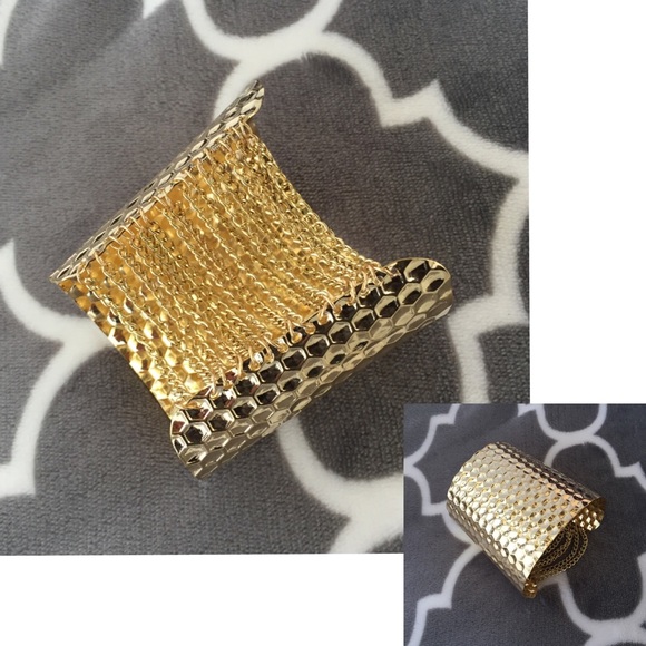 🔵 BOGO 1/2 OFF 18kt Gold Plated Cuff / Bracelet - Picture 3 of 4