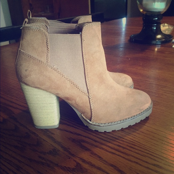 Brown ankle boots by Bershka.