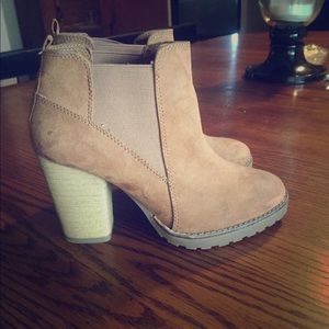 Brown ankle boots by Bershka.