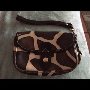 D&B medium giraffe wristlet