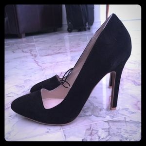 BLACK PUMP HEELS