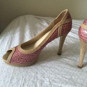 Beautiful pink scale pumps! Size 8.