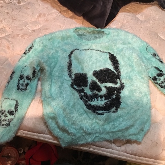 Medium fluffy skull sweater