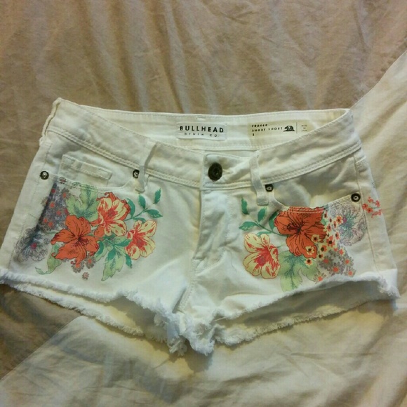 Bullhead White Frayed Short Short Size 1
