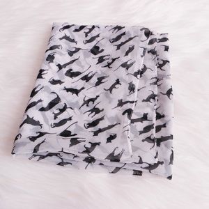 Lightweight Black and White Scarf Cats