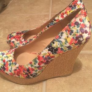 Flower print wedges
