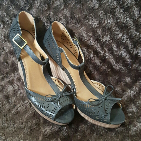 Restricted T strap wedge