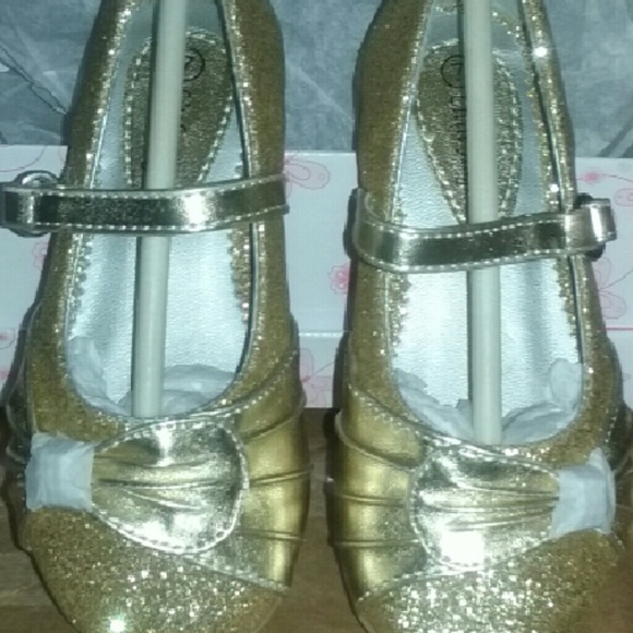 Gold toddler shoe size 7