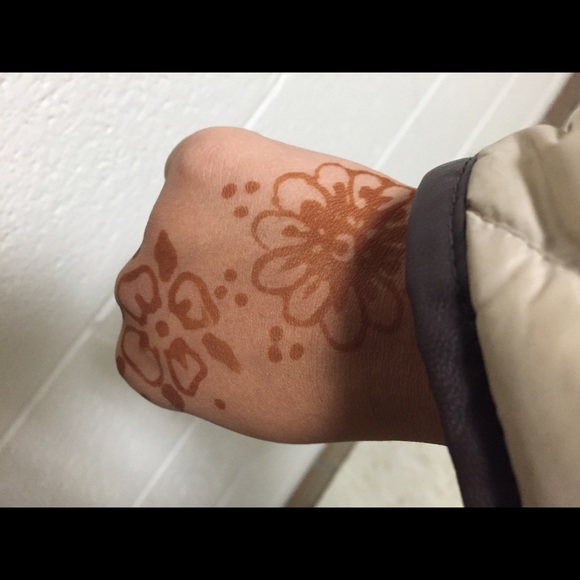 Henna - Picture 3 of 3