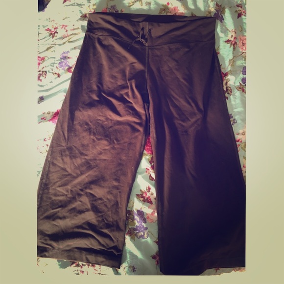Lululemon chocolate brown capris