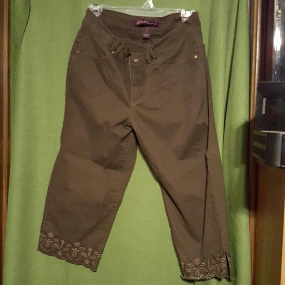 Brown capri's